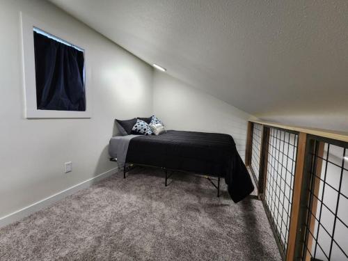 North PoleThe Lazy Lynx - Frontier Village的卧室位于客房的角落,配有一张床