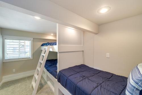 StanwoodCoastal PNW Home on Swimmable Beach with Hot Tub!的一间卧室设有两张双层床和梯子