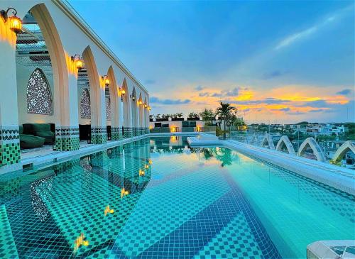 图卢姆Layla Tulum - Adults Only的一座享有日落美景的建筑内的游泳池