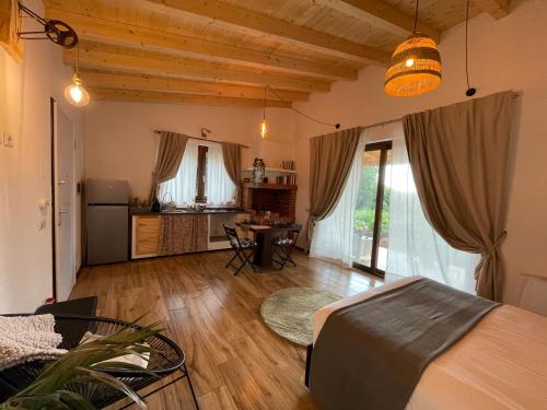 安圭拉萨巴齐亚La Marmotta COUNTRY RELAIS sul lago的一间带床的客厅和一间餐厅