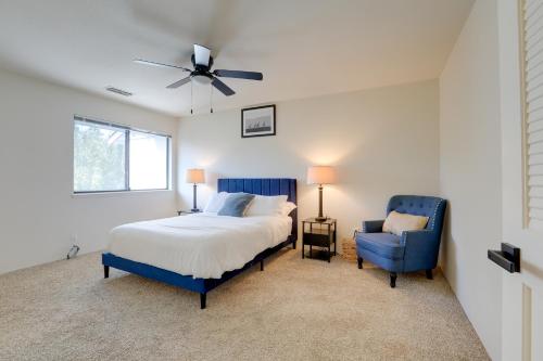 萨克拉门托Modern Sacramento Townhome with Patio!的一间卧室配有一张床和一张蓝色椅子