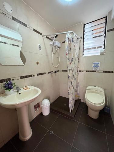 库斯科Cusco Rooms的一间带水槽和卫生间的浴室