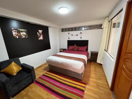 库斯科Cusco Rooms的一间小卧室,配有一张床和一把椅子
