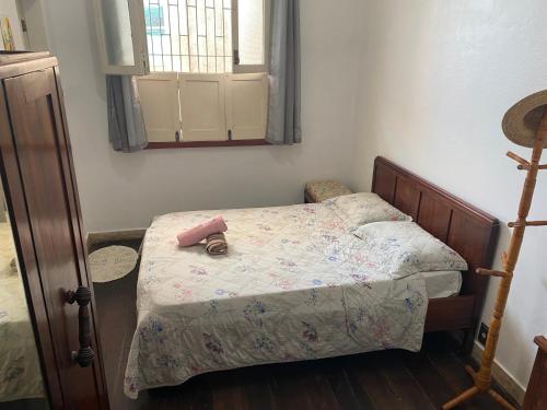 马瑙斯Aldeia Hostel的一间卧室配有一张睡床,上面有娃娃