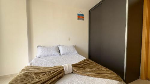 阿瓜斯克拉腊斯Apartamento sofisticado no DF Plaza的一间卧室配有一张带黑色床头板的床