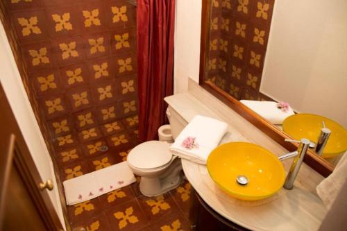 皮塔利托Casa Carmelita Hotel Boutique Pitalito的一间带黄色水槽和卫生间的浴室