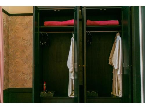白马村Restaurant & Hotel Traumerei - Vacation STAY 47777v的衣柜里装有绿门和毛巾