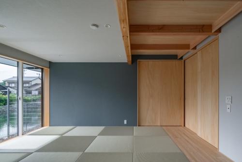 桑名市Muginowa - Vacation STAY 38280v的空房间,设有木制橱柜和大窗户