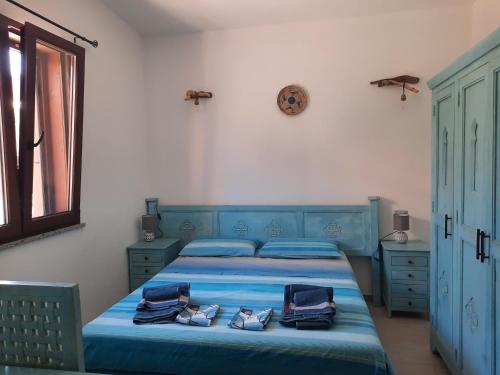 托雷戴科尔萨里Villa Margherita vista mare的一间卧室配有蓝色的床和毛巾