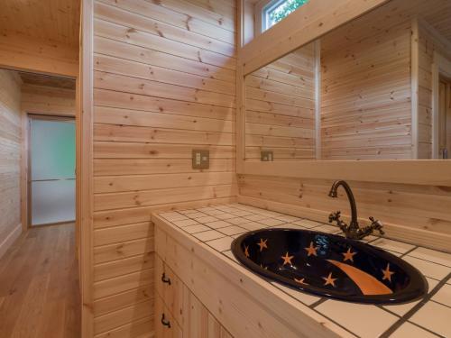 山中湖村lamp, Yamanaka - Vacation STAY 54613v的木制客房内的黑色浴缸浴室