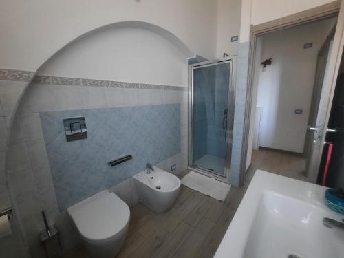 托雷戴科尔萨里Villa Margherita vista mare的浴室配有卫生间、淋浴和盥洗盆。