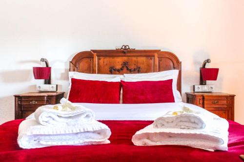 贝尔蒙特Fonte da Rosa Guest House的一间卧室配有带毛巾的床