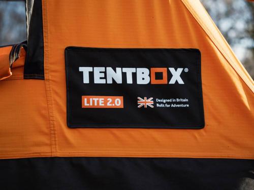 Thorpe le SokenTentbox Lite 2.0的橙色和黑色夹克的侧面标牌