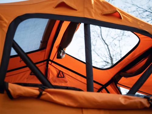 Thorpe le SokenTentbox Lite 2.0的橙色帐篷内的景色