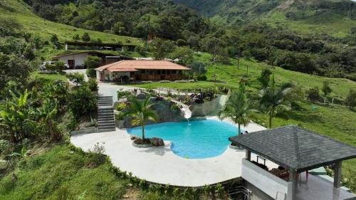 圣拉菲尔Eco Hotel Samaria , Aguas y Bosques的享有带游泳池的度假村的空中景致