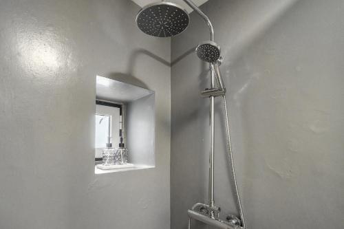 里斯本WHome Urban Escape: 1-BR w/mezzanine near Campo Ourique的带淋浴的浴室