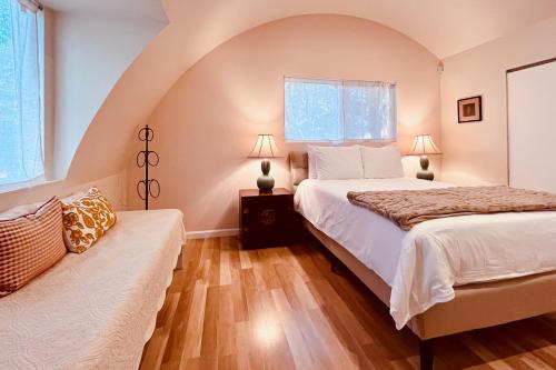 佩塔卢马Treescape的一间带两张床和一张沙发的卧室