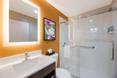 弗拉格斯塔夫弗拉格斯塔夫/贝里蒙特戴斯酒店的浴室配有卫生间、盥洗盆和淋浴。