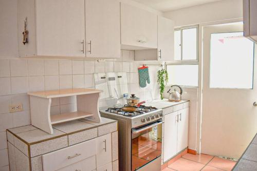 瓦拉斯Mountain Home的厨房配有白色橱柜和炉灶烤箱。