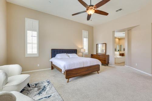 利奇菲尔德公园Arizona Vacation Rental with Private Pool and Patio的一间卧室配有一张床和吊扇