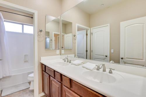 利奇菲尔德公园Arizona Vacation Rental with Private Pool and Patio的一间带两个盥洗盆和卫生间的浴室