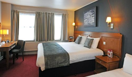 罗瑟勒姆Brentwood Inn by Greene King Inns的配有一张床和一张书桌的酒店客房
