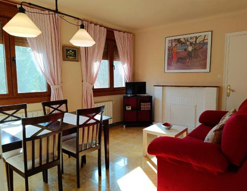 瓦德诺比斯ATALAYA DEL RÍO的客厅配有桌子和红色沙发
