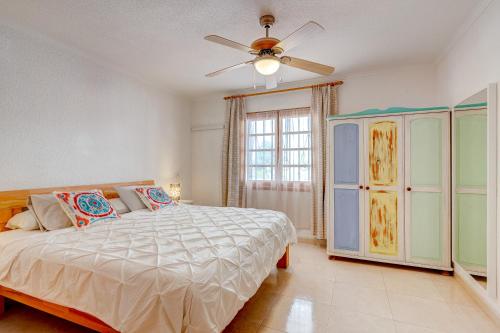 洛斯克里斯蒂亚诺斯Port Royal ocean view apartment in Los Cristianos的一间卧室配有一张床和吊扇