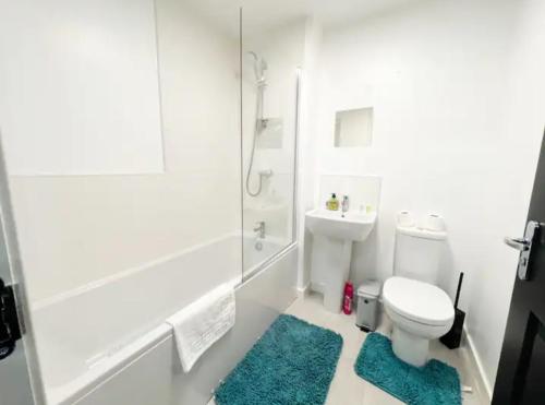 斯代普斯Superb 3 Bed Home Away from Home in Glasgow, just off M8 with free parking的白色的浴室设有卫生间和淋浴。