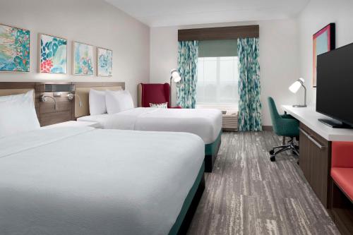 彭萨科拉Hilton Garden Inn Pensacola Downtown的酒店客房设有两张床和一台平面电视。