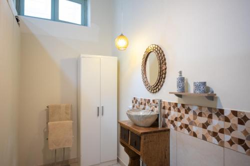 利马Casa Boutique Galvez的一间带水槽和白色冰箱的浴室