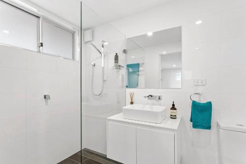 萨拉曼德湾Bluewater Splendour - Heated infinity pool and amazing views!!的白色的浴室设有水槽和淋浴。