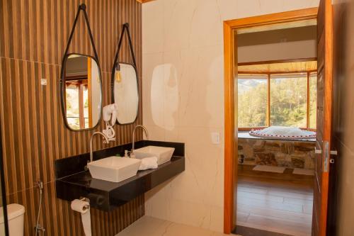 圣本图-杜萨普卡伊Chalé Pedra Madeira的一间带水槽和镜子的浴室
