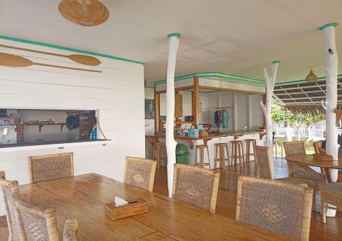 KatietKatiet Beach Resort Mentawai Lances Right HTS的一间带桌椅的用餐室
