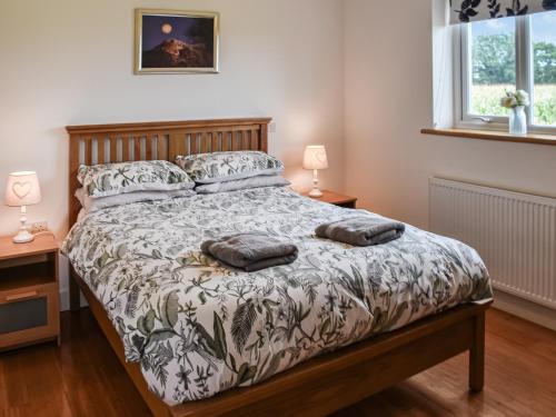Old BuckenhamCedar Lodge的一间卧室配有一张带两个枕头的床