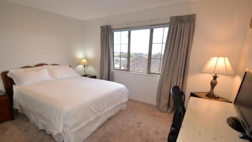 陶朗加Tauranga Homestead Retreat的一间卧室设有一张床和一个大窗户