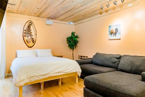 波特兰Portland Urban Lodge, Quiet, Walkable, Near的一间卧室配有一张床和一张沙发