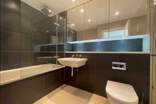 克罗伊登Modern Room with Private Bathroom的浴室配有卫生间、盥洗盆和浴缸。
