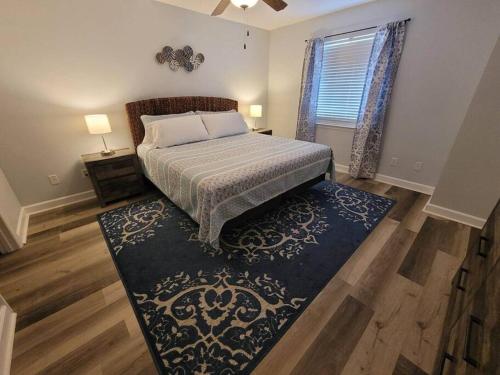 巴拿马城海滩McDrifty's Getaway的一间卧室配有一张床和一张大地毯