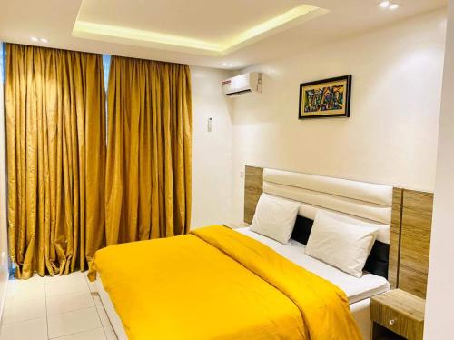 拉各斯OlliebeierArtApartment Charming recently refurbished three-bedroom apartment located in VI的一间卧室设有黄色的床和窗户。