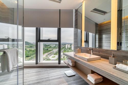 杭州杭州西湖万怡酒店的一间带水槽和大窗户的浴室
