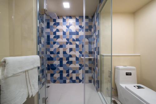 华欣Marvest Hua Hin的带淋浴和卫生间的浴室