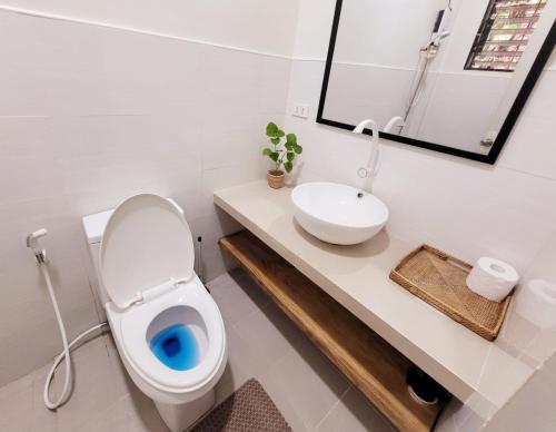 TalibonCAP Apartments的浴室配有白色卫生间和盥洗盆。
