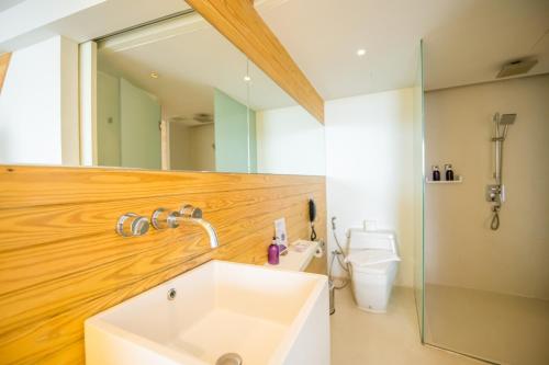 梅尔皮姆罗勇盛泰乐萨帕雅度假村的一间带水槽、卫生间和镜子的浴室