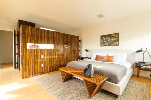 圣地亚哥TuCasa Luxury 4 Story Villa in Downtown San Diego Little Italy的一间卧室设有一张大床和木墙