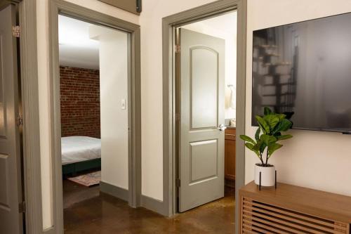 罗阿诺Stunning 2 Br Loft Smack In The Heart Of Downtown的一间房间,设有通往卧室的门