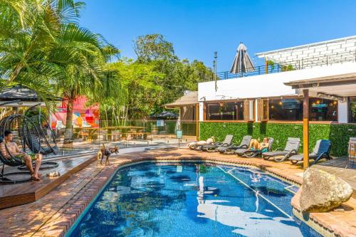 拜伦湾Aquarius Backpackers Resort的一个带躺椅的游泳池,一个度假胜地