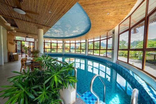 木州县Mộc Châu Eco Garden Resort的一座带窗户的建筑中的游泳池