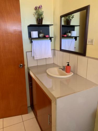 马那瓜Open house的一间带水槽和镜子的浴室
