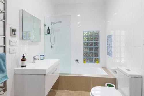 BellambiOcean Blue Escape - Beachside Living & Granny Flat的白色的浴室设有水槽和卫生间。